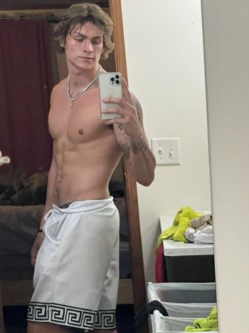 nude hungodeyfree showing male selfie