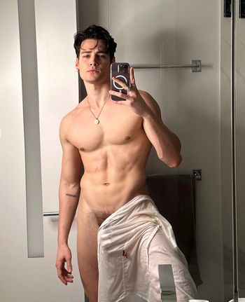 nude ianbradley showing white selfie