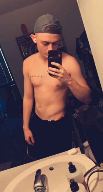 nude isaiah_69 posting streamer selfie