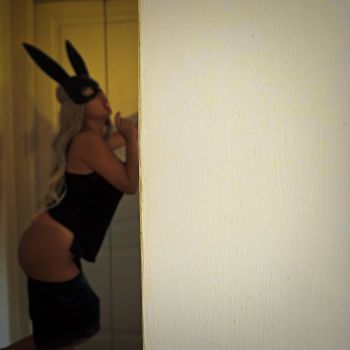 nude italianrabbit showing messaging selfie