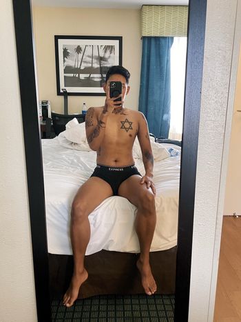 nude itssamrio doing gay selfie