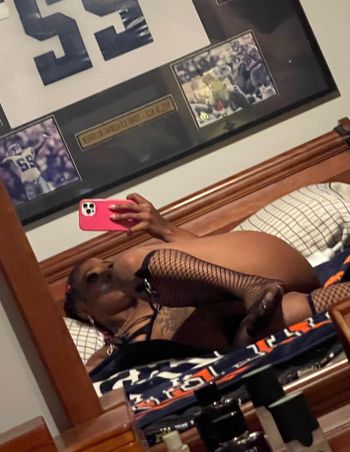 nude jadeisexotic posting couple selfie