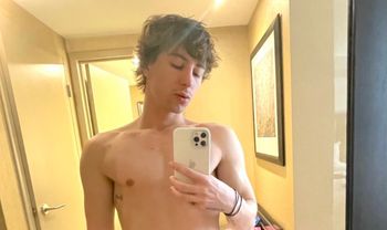 nude jakegelato doing male selfie