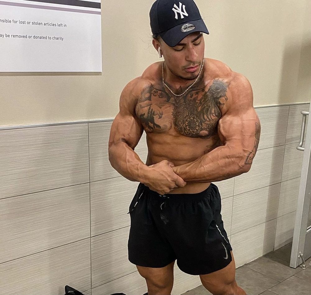 jakethebodybuilder OnlyFans showing male