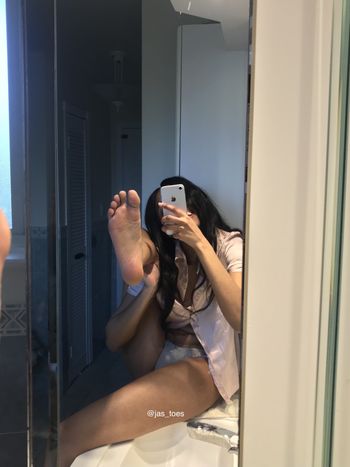 nude jas_toes doing fetish