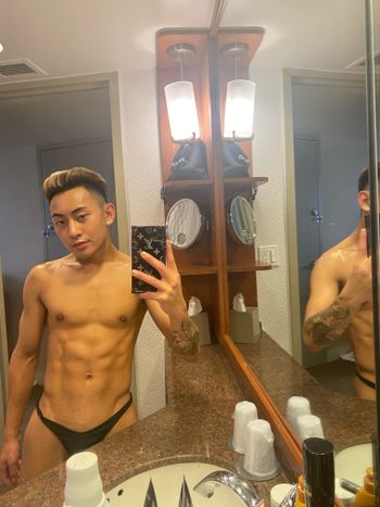 nude jeremyvuitton posting messaging selfie