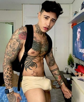 nude jhonyalejandrogomezgomez posting live selfie