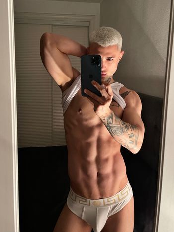 nude josecubanboy posting messaging selfie