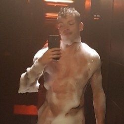 nude jrbouy posting white selfie