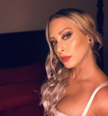 nude juliepopcorn recording white selfie