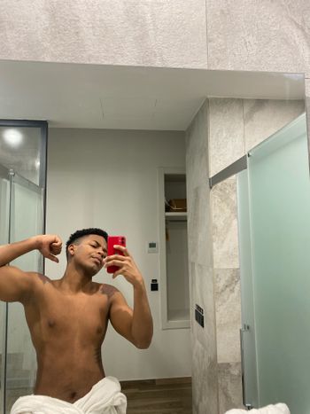 nude juniorfreelyw doing male selfie