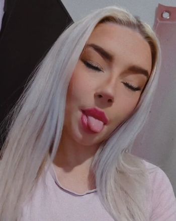 nude karlataylah posting custom content selfie