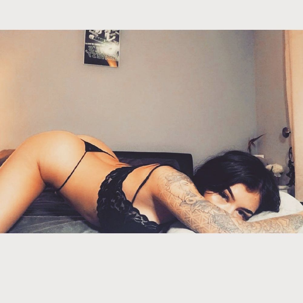 kendallzeeofficial OnlyFans showing submissive