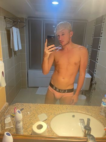 nude kieranweeder showing latina selfie