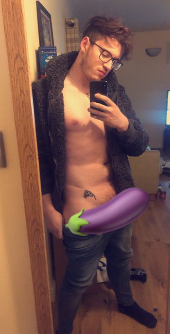 nude kinda-decent-dick doing deepthroat selfie