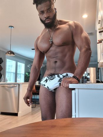 kingleonlusciousxxl OnlyFans custom content selfie