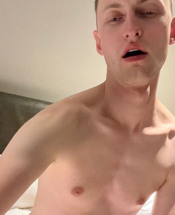 nude kinky_leo posting gay selfie