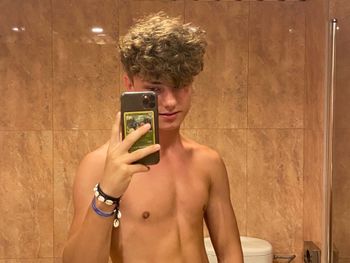 nude kodytwink showing submissive selfie