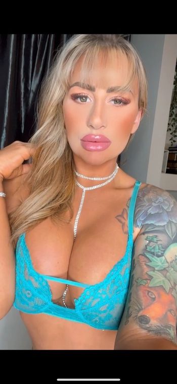 nude krissybarbie recording curves selfie