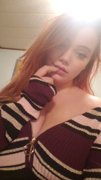 nude ladyscarletrose curves selfie