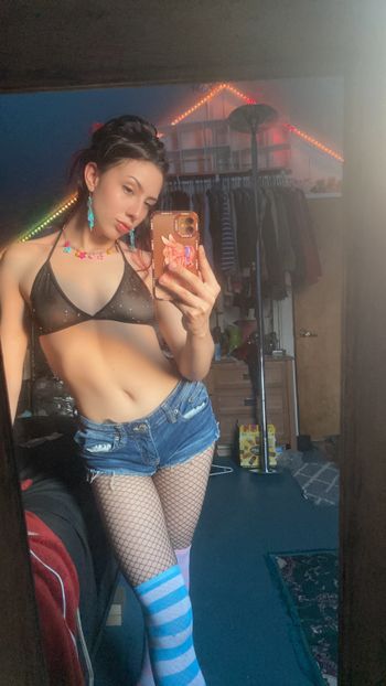 nude lalaviv recording 18 or 19 selfie