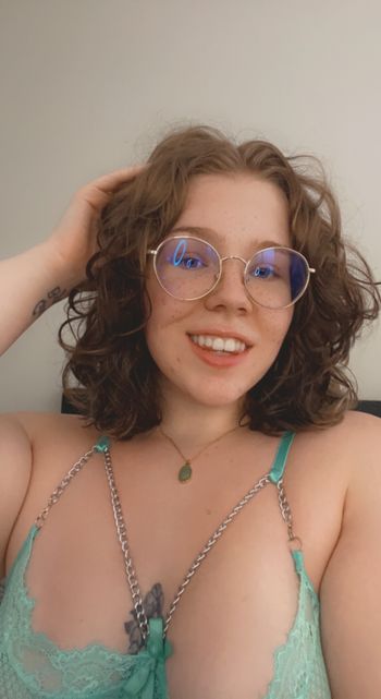 nude laneyblue01 showing messaging selfie