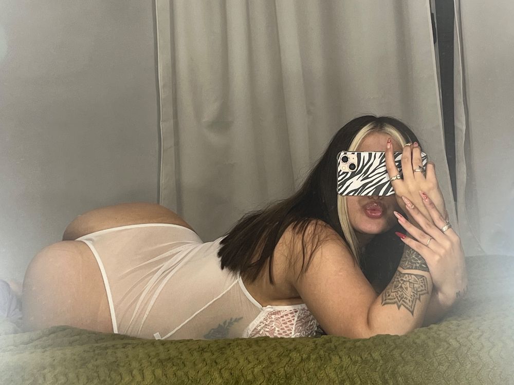 larajean669 OnlyFans leaking white