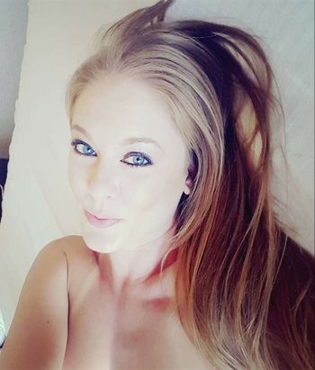 nude lasvegashotwife posting wife selfie