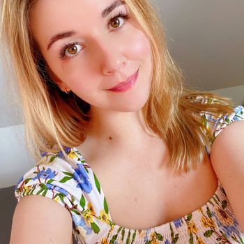 nude leah-may showing messaging selfie