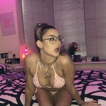 nude lilaccherry posting petite selfie