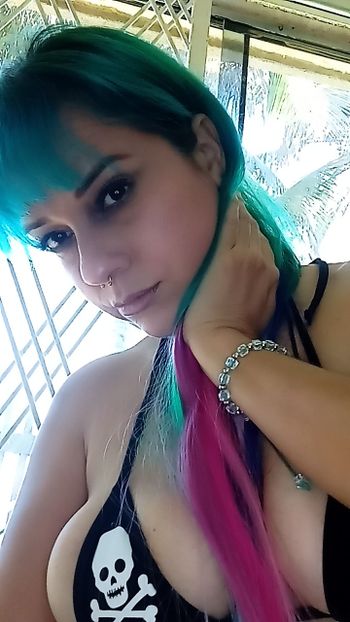 nude lilamagentaxxx showing messaging selfie