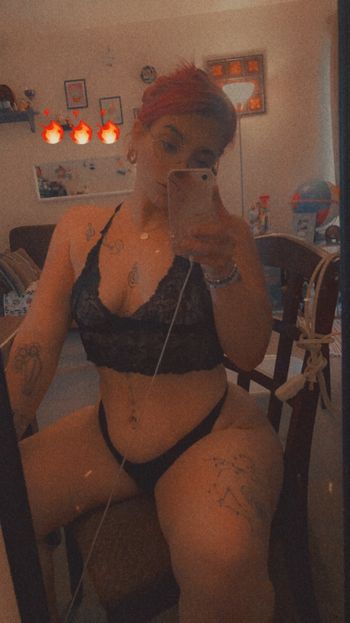 nude lillady98 doing messaging