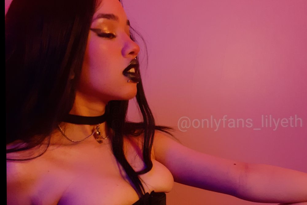 lilyeth OnlyFans recording model