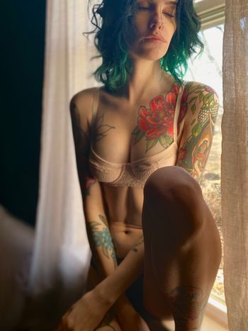 nude lilyfl0wer posting tattoo