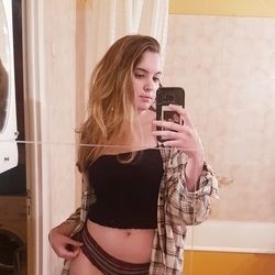 nude lisonfr doing latina selfie