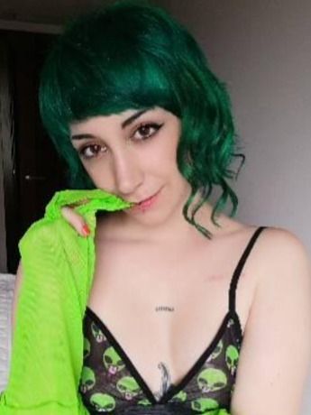 nude littlehysti showing messaging selfie