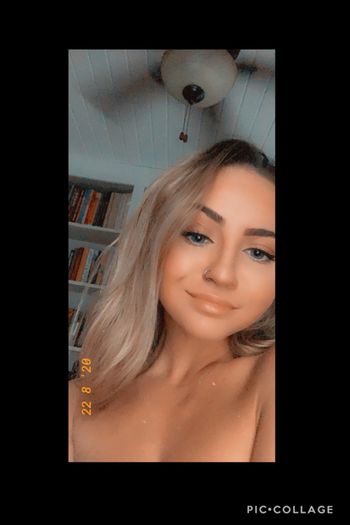 nude livydet doing messaging