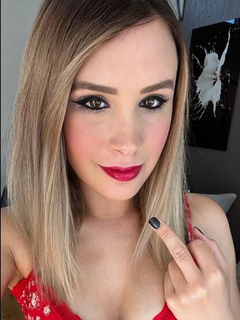 nude lizzlareign showing fetish selfie