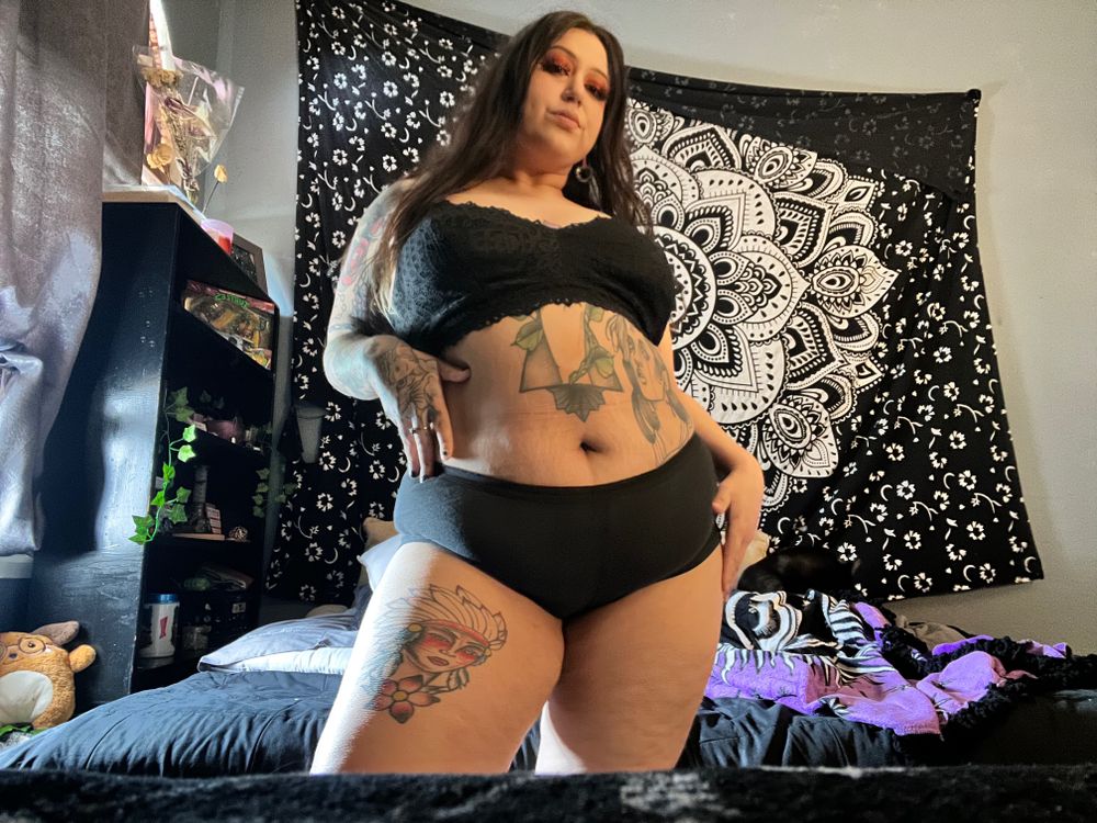 lolaa_moon OnlyFans showing curves