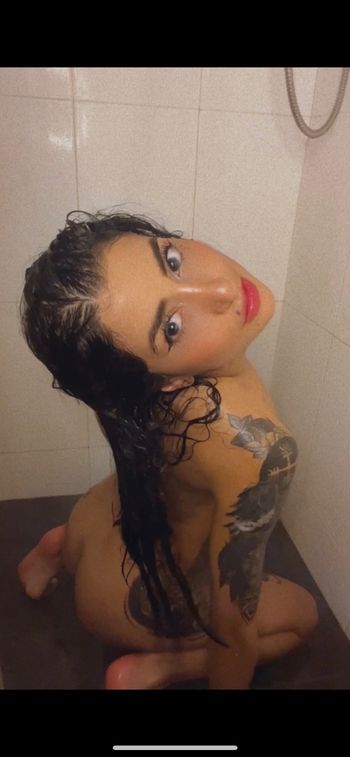 nude londonxhell showing couple selfie