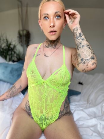 nude lottieofficial doing fetish selfie