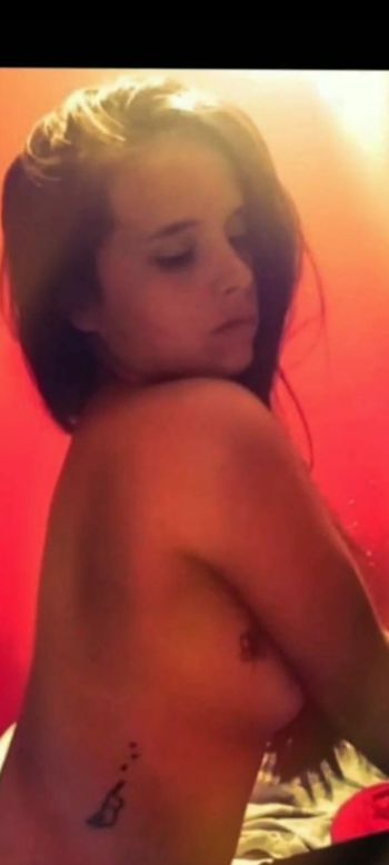 nude lovely.kate16 doing united states selfie