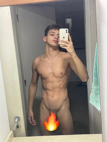 nude lucas_tejero doing united states selfie