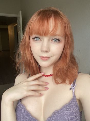 nude luciphee doing messaging selfie