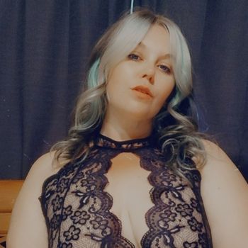 nude luna_reignn11.11 posting curves selfie