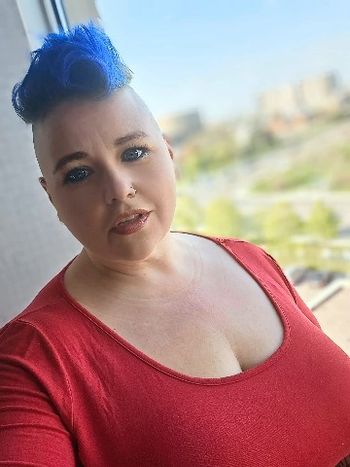 nude lushcurvylynn doing custom content