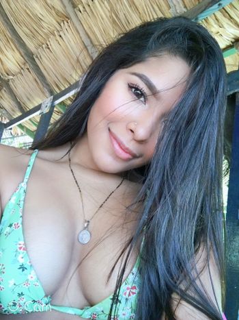 nude malau.oficial posting latina selfie