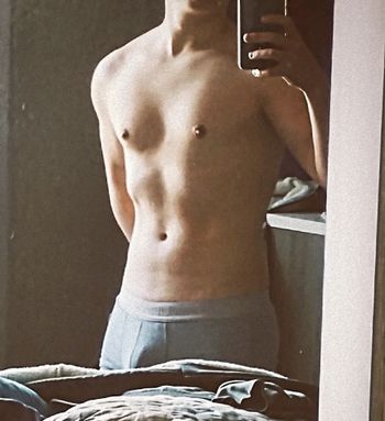 nude marlon_twink doing gay selfie