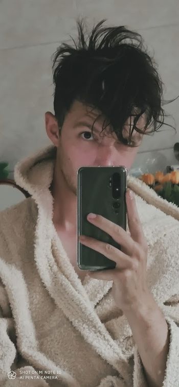 nude mattbusy showing gay selfie