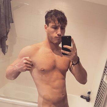 nude max_aries posting cumplay selfie